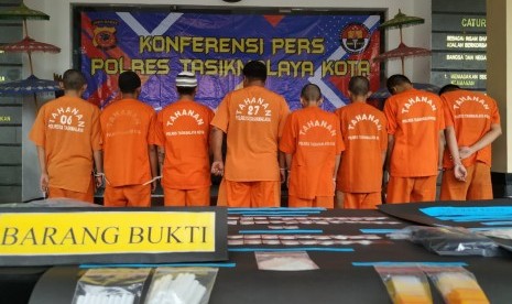 Polisi menunjukan barang bukti dan tersangka kasus narkotika di Polres Tasikmalaya Kota, Kamis (30/1). 