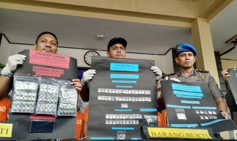 Polisi menunjukan barang bukti dan tersangka kasus narkotika di Polres Tasikmalaya Kota, Kamis (30/1). 