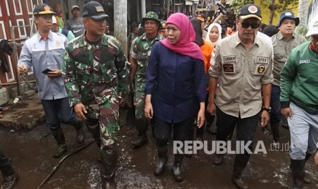 Gubernur Jawa Timur Khofifah Indar Parawansa (kedua kanan), bersama Kepala BPBD Provinsi Jawa Timur Suban Wahyudiono (kanan), Dandim 0822 Bondowoso Letkol Inf Jadi (kedua kiri), meninjau lokasi banjir bandang di Desa Kalisat, Ijen, Bondowoso, Jawa Timur, Kamis (30/1/2020). 