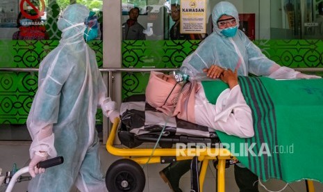 Sejumlah tim medis mengevakuasi seorang pasien menuju Ruang Isolasi Khusus Rumah Sakit Umum Pusat (RSUP) dr Kariadi. Sebanyak 46 tenaga medis RSUP dr Kariadi menjalani isolasi mandiri setelah diketahui positif covid-19.