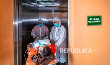 Sejumlah tim medis mengevakuasi seorang pasien menuju Ruang Isolasi Khusus Rumah Sakit Umum Pusat (RSUP) dr Kariadi saat simulasi penanganan wabah virus novel Coronavirus (nCoV) di Semarang, Jawa Tengah, Kamis (30/1/2020).