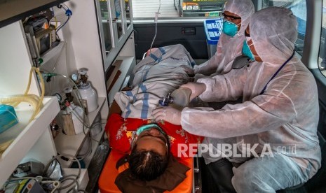 Tim medis mengevakuasi seorang pasien di dalam mobil ambulans menuju Rumah Sakit Umum Pusat (RSUP) dr Kariadi saat simulasi penanganan wabah virus novel Coronavirus (nCoV) di Semarang, Jawa Tengah, Kamis (30/1/2020). Hasil penelitian terdahulu mengungkap, virus corona lebih banyak mengusik laki-laki.