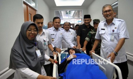 Wali Kota Bima Arya (ketiga kiri) bersama Direktur RSUD Kota Bogor Ilham Chaidir (kanan) dan unsur Muspida Kota Bogor mendorong pasien menuju ruang rawat inap kelas tiga di Gedung Perawatan Blok 3 RSUD Kota Bogor, Jawa Barat, Kamis (30/1/2020).