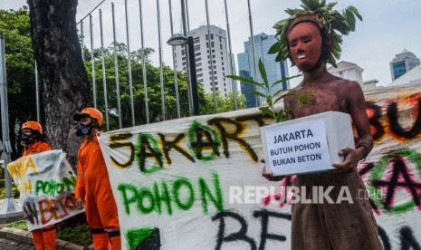 Aktivis Walhi melakukan aksi di depan gedung Balai Kota Jakarta Pusat, Kamis (30/1/2020)