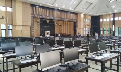 Panitia melakukan pemasangan jaringan pada komputer dan laptop di Gedung Serba Guna (GSG), kompleks Bale Kota Tasikmalaya, Kamis (30/1). Sebanyak 400 komputer dan laptop disiapkan untuk pelaksaan tes CPNS untuk sekira 51.800 peserta dari wilayah Priangan Timur, yang akan dilaksanakan pada 1-27 Februari 2020. 