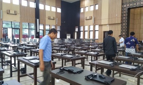 Panitia melakukan pemasangan jaringan pada komputer dan laptop di Gedung Serba Guna (GSG), kompleks Bale Kota Tasikmalaya, Kamis (30/1). Sebanyak 400 komputer dan laptop disiapkan untuk pelaksaan tes CPNS untuk sekira 51.800 peserta dari wilayah Priangan Timur, yang akan dilaksanakan pada 1-27 Februari 2020