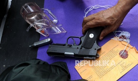 Petugas menunjukkan barang bukti air softgun yang digunakan pelaku pencurian (ilustrasi).