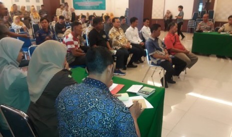 Dinas Kesehatan (Dinkes) Kota Depok dibantu petugas gabungan Satpol PP Kota Depok, Polri dan TNI melakukan razia perokok di Kawasan Tanpa Rokok (KTR) di lingkungan kerja Balai Kota Depok, Kamis (30/1). 