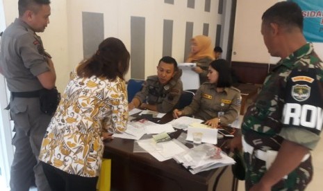 Razia perokok di area Kawasan Tanpa Rokok (KTR) di Balai Kota Depok.