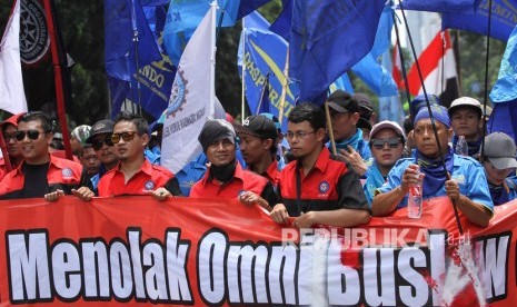 Sejumlah buruh mengikuti aksi unjuk rasa menolak RUU Omnibus Law di Depan Istana Merdeka, Jakarta, Kamis (30/1/2020). 