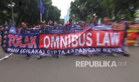 Sejumlah buruh mengikuti aksi unjuk rasa menolak RUU Omnibus Law di Depan Istana Merdeka, Jakarta, Kamis (30/1/2020).