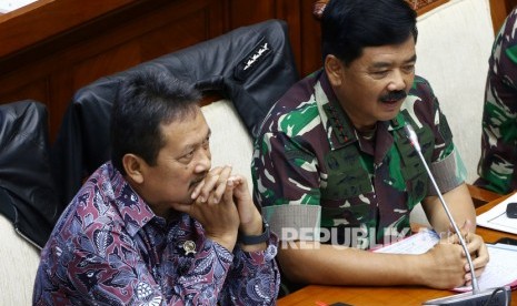 Wakil Menteri Pertahanan Sakti Wahyu Trenggono (kiri) 