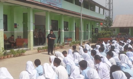 Wali Kota Bandung, Oded M Danial memantau perkembangan pemeliharaan anak ayam di SMPN 54 Bandung. Pemeliharaan anak ayam diklaim berkontribusi terhadap penurunan penggunaan gadget, Jumat (31/1).