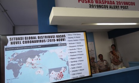 Petugas berjaga di posko waspada virus corona di Terminal B Bandara Internasional Adisutjipto, Sleman, DI Yogyakarta, Jumat (31/1/2020).