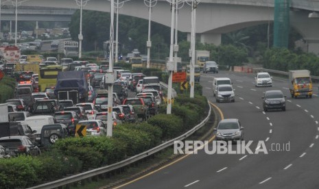 Sejumlah kendaraan melintas di Jalan Tol Dalam Kota, Jakarta. Sejak diterapkannya kebijakan kerja dari rumah, Tol Dalam Kota lengang.