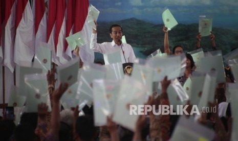 Presiden Joko Widodo memperlihatkan sertifikat ketika memberikan sambutan saat penyerahan sertifikat tanah untuk rakyat di Pengasih, Kabupaten Kulonprogo, DI Yogyakarta, Jumat (30/1/2020). 