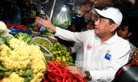 Menteri Perdagangan Agus Suparmanto (kedua kanan). Kementerian Perdagangan akan membuat daftar lengkap barang impor asal China yang disetop sementara.