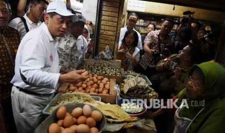 Menteri Perdagangan Agus Suparmanto (kiri) berbincang dengan pedagang pasar.