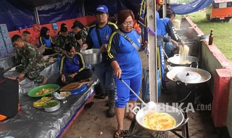 Dapur umum PKK kota Tangerang tetap menyiapkan makanan untuk warga pascabanjir Periuk. Ilustrasi.