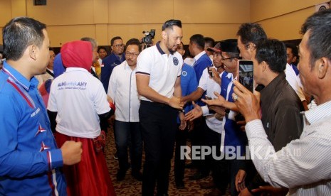 Wakil Ketua Umum (Waketum) Partai Demokrat, Agus Harimurti Yudhoyono (AHY) bersalaman ke warga saat menghadiri Deklarasi dan Pengukuhan Bintang Muda Indonesia (BMI) di Mamuju. Sulawesi Barat, Jumat (31/1/2020).