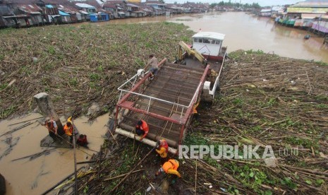 Kedua jembatan yang menyeberangi Sungai Martapura ditargetkan rampung 2024.