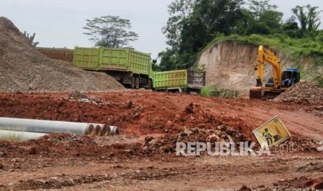 Pekerja dengan menggunakan alat berat menyelesaikan proyek pembangunan Jalan Tol Serang Panimbang di Cibadak, Lebak, Banten. Menteri Pekerjaan Umum dan Perumahan Rakyat (PUPR) Basuki Hadimuljono memutuskan untuk melakukan penghentian sementara pekerjaan pembangunan konstruksi Jalan Tol Serang - Panimbang dalam rangka pencegahan Corona Virus Disease 2019 (COVID-19).