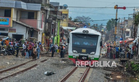 Kereta inspeksi tiba di Stasiun Garut pada uji coba reaktivatasi jalur Stasiun Cibatu-Garut di Desa Pakuwon, Kabupaten Garut, Jawa Barat. Kini, hasil produksi Kabupaten Garut bisa diangkut dengan kereta barang.