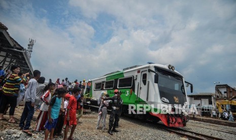 Warga menyambut kedatangan Kereta Api inspeksi saat tiba di Stasiun Garut pada uji coba jalur perlintasan kereta api Cibatu-Garut di Desa Pakuwon, Kabupaten Garut, Jawa Barat, Jumat (31/1/2020). 