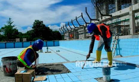 Pekerja menyelesaikan pembangunan venue akuatik PON XX Papua di Kampung Harapan, Sentani, Jayapura, Papua, Kamis (30/1/2020). 