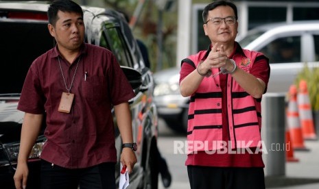 Tersangka kasus dugaan korupsi di PT Asuransi Jiwasraya (Persero) Komisaris PT Hanson Internasional Benny Tjokrosaputro (kanan) bersiap menjalani pemeriksaan di Gedung KPK, Jakarta, Jumat (31/1/2020). 