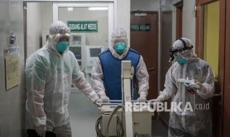 Tim medis melakukan pemeriksaan terhadap seorang pasien pada kegiatan simulasi penanganan virus Corona di RSUD Dr. Moewardi, Solo, Jawa Tengah, Jumat (31/1/2020).(Antara/Mohammad Ayudha)