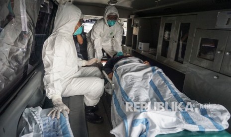 Tim medis melakukan pemeriksaan terhadap seorang pasien pada kegiatan simulasi penanganan virus Corona di RSUD Dr. Moewardi, Solo, Jawa Tengah, Jumat (31/1). (ilustrasi)