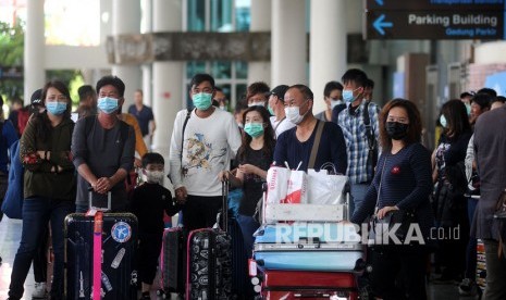 Sejumlah penumpang pesawat mengenakan masker di area Terminal Kedatangan Internasional Bandara Internasional I Gusti Ngurah Rai, Bali, Jumat (31/1). (ilustrasi)