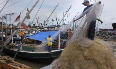 Nelayan merapikan jaring di Pelabuhan Perikanan Nusantara (PPN) Karangantu, Serang, Banten. RUU Omnibus Law menyamaratakan antara nelayan tradisional dengan nelayan skala besar.