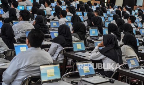 Sejumlah peserta mengikuti Seleksi Kompetensi Dasar (SKD) berbasis Computer Assisted Test (CAT) untuk Calon Pegawai Negeri Sipil (CPNS).