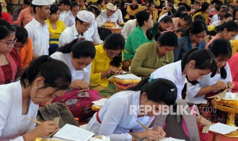 Peserta menuliskan aksara Bali di atas daun lontar dalam festival Nyurat Lontar yaitu rangkaian peringatan Bulan Bahasa Bali 2020 di Taman Budaya Bali, Denpasar, Bali, Sabtu (1/2/2020).