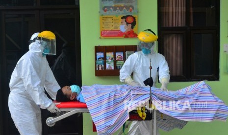 Simulasi penanganan pasien suspect virus corona. Hasil pemeriksaan laboratorium terhadap mahasiswi yang pulang secara mandiri dari China belum keluar. Kini, ia masih dirawat di ruang isolasi RSUD Prof Dr Margono Soekarjo.