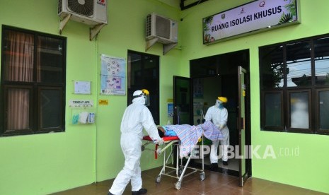 Tim medis mengevakuasi seorang pasien menuju Ruang Isolasi Khusus saat kegiatan simulasi penanganan virus Corona di RSUD Dr. Loekmono Hadi, Kudus, Jawa Tengah, Sabtu (1/2/2020). 