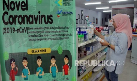 Karyawan menyusun boks berisi masker yang dijual di salah satu apotek (Ilustrasi). Apotek Penvil kehabisan stok masker dan gel pembersih tangan. 