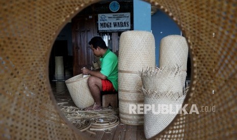 Pengrajin membuat lampion berbahan baku bambu di Industri Kerajinan Bambu Prinx Mas, Brajan, Sendangagung, Minggir, Sleman, D.I Yogyakarta. Kebijakan lockdown akan mematikan perekonomian warga di sektor UMKM. Ilustrasi.