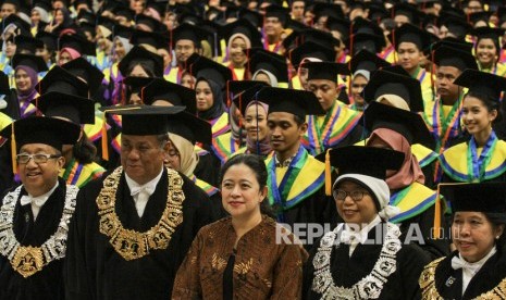 UI Intensifkan Metode Belajar E-Learning. Ketua DPR Puan Maharani (tengah) berfoto bersama Rektor UI Prof Ari Kuncoro (kedua kiri) dan para mahasiswa wisuda pada Dies Natalis UI ke-70 dan wisuda mahasiswa di Balairung, Universitas Indonesia, Depok, Jawa Barat, Sabtu (1/2/2020).