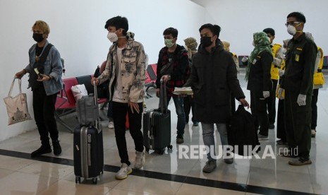 Penumpang di Bandara International Sultan Mahmud Baddarudin (SMB) II Palembang, Sumatra Selatan. Hasil pemeriksaan 14 warga Sumatra Selatan yang pulang dari China negatif corona. 