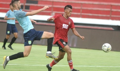 Penyerang Bali United Lerby Eliandry (kanan).