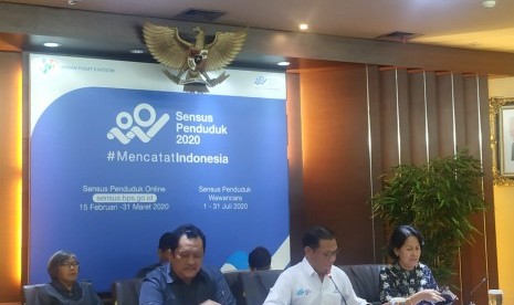 Kepala BPS Suhariyanto (tengah) dalam konferensi pers di kantornya, Jakarta, Senin (3/2).