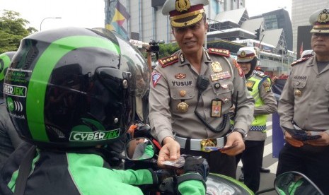 Direktur Lalu Lintas Polda Metro Jaya, Kombes Yusuf saat melakukan sosialisasi penindakan ETLE terhadap pengendara motor di simpang Sarinah, Jalan MH Thamrin, Jakarta Pusat, Senin (3/2).