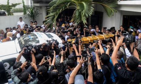 Jenazah KH Salahuddin Wahid atau Gus Sholah saat akan meninggalkan rumah duka di kawasan Mampang Prapatan, Jakarta, Senin (3/2). Jenazah almarhum Gus Sholah diberangkatkan ke Lanud Halim Perdana Kusuma untuk disemayamkan di Pondok Pesantren Tebuireng, Kabupaten Jombang, Jawa Timur. 