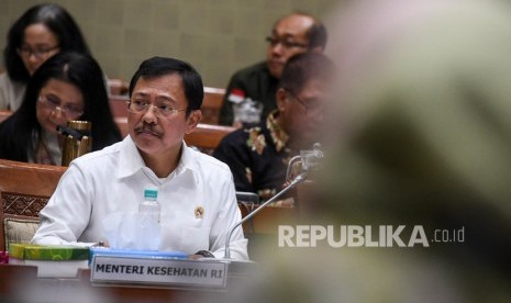 Menteri Kesehatan Terawan Agus Putranto mengikuti rapat kerja dengan Komisi IX DPR di Kompleks Parlemen, Senayan, Jakarta, Senin (3/2). Menkes menyebut ide mengisolasi WNI di kapal perang tidaklah manusiawi.