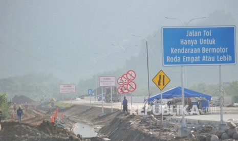 Sejumlah pekerja menyelesaikan pembangunan konstruksi jalan tol Padang - Sicincin, di KM 25 Jalan Bypass, Kabupaten Padangpariaman, Sumatera Barat, Senin (3/2). Pembangunan Jalan Tol Trans Sumatra diyakini akan meningkatkan perekonomian di Sumatra, terutama Sumatra Barat.