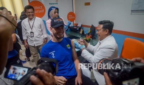 Pesepak bola Persib Bandung Nick Kuipers (tengah) mendapat suntikan vaksin influenza di Biofarma, Bandung, Jawa Barat, Senin (3/2/2020).