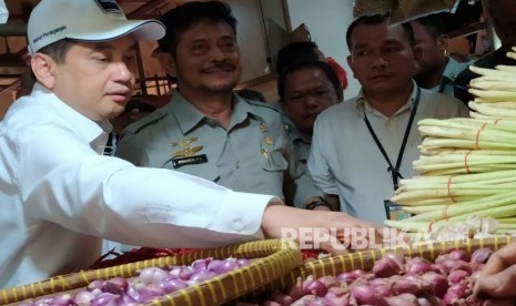 Menteri Perdagangan Agus Suparmanto bersama Menteri Pertanian Syahrul Yasin Limpo memastikan langsung harga bahan pokok di Pasar Senen Blok III, Jakarta, pada Senin, (3/2).